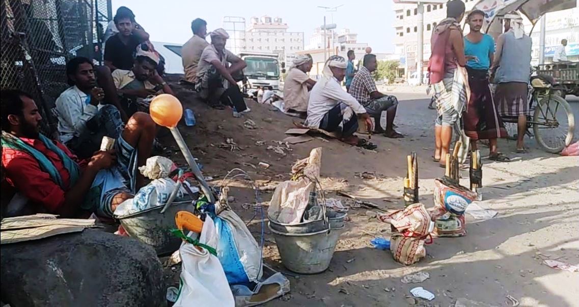 عمال الأجر اليومي في عدن يكابدون ظروفا معيشية صعبة